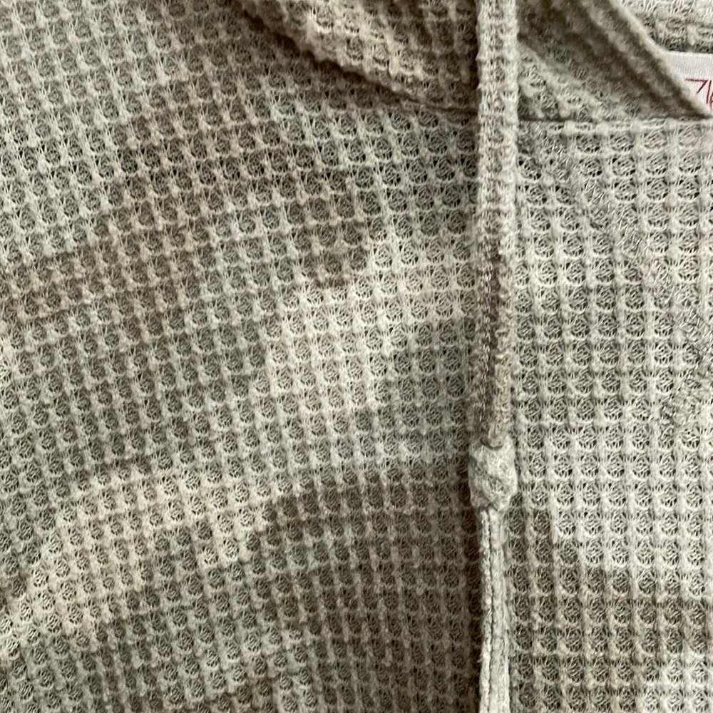 Cozie camo cropped hoodie.  XS - Picture 4 of 5